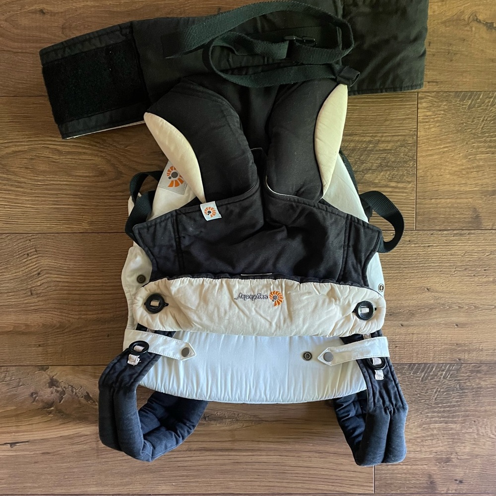 Ergobaby Black and Cream Bag with Ergonomic Design